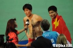 照片地方视记者冬日娜正在合照时间接插正在苏